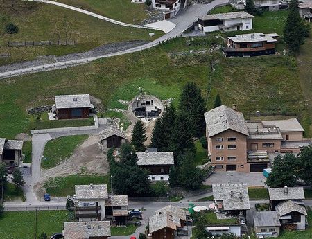 Une maison dans un trou en Suisse