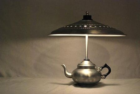 Recyclage : des objets de cuisine en lampe