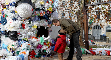 Le plastique récupéré forme une pieuvre géante.