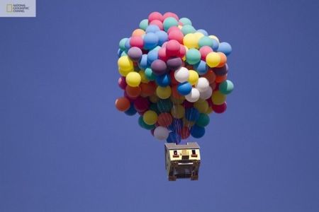 Comment 300 ballons peuvent faire voler une maison…