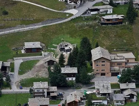 Une maison dans un trou en Suisse Peau Ethique