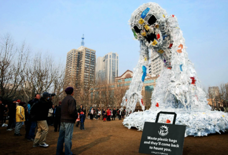 Un monstre fait uniquement avec du plastique