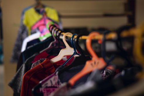 L’industrie textile polluante – quelles alternatives pour réduire l’impact de la fast-fashion