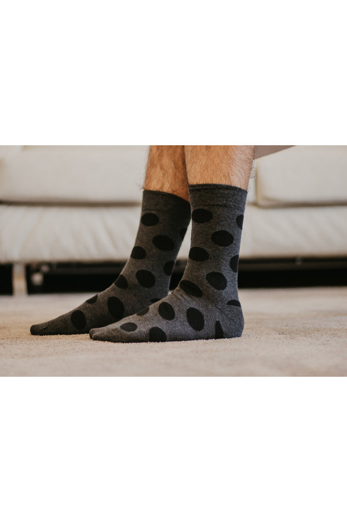 Chaussettes à pois gris et noir en coton biologique pour homme