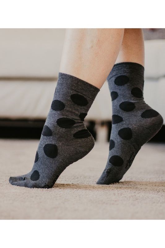 Chaussettes à pois gris et noir en coton biologique pour homme