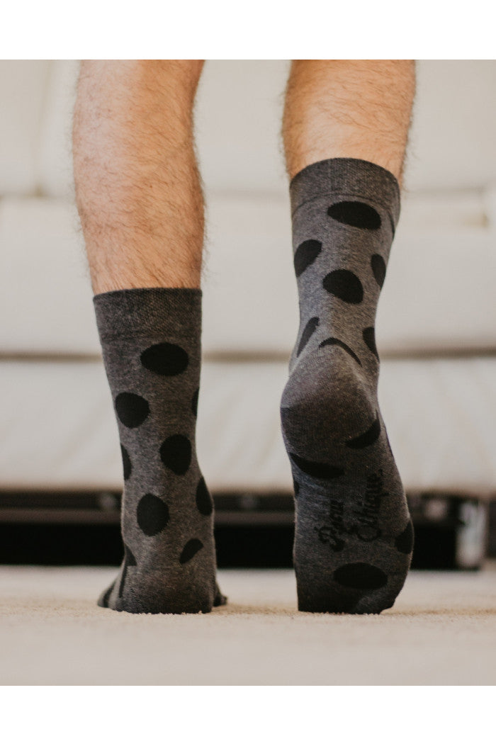 Chaussettes à pois gris et noir en coton biologique pour homme