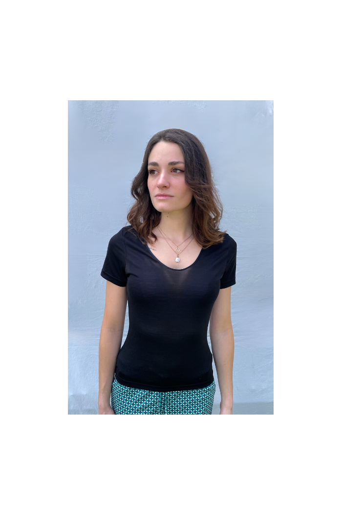 Tee-Shirt Laine et Soie manches courte noir, vêtement en laine et soie, soue-vêtement en laine et soie