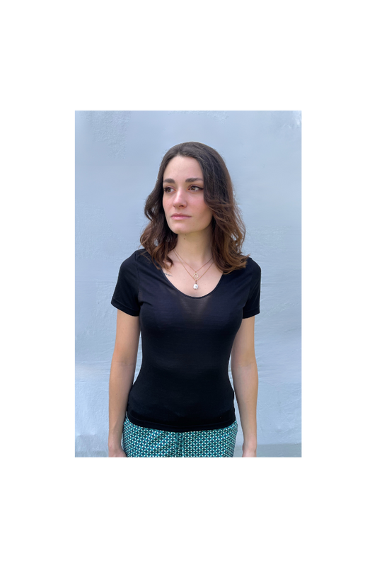 Tee-Shirt Laine et Soie manches courte noir, vêtement en laine et soie, soue-vêtement en laine et soie